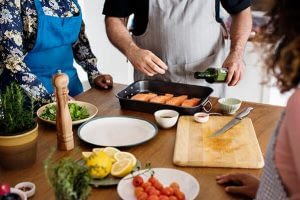 diverse-people-joining-cooking-class-JXKGWBL_400h diverse-people-joining-cooking-class-JXKGWBL_400h